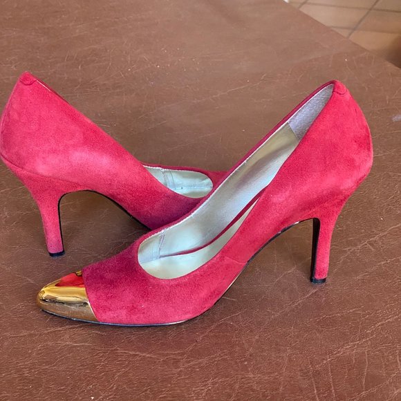 Nine West 6M Red Suede with Gold Toe Cap Pump - Picture 4 of 15